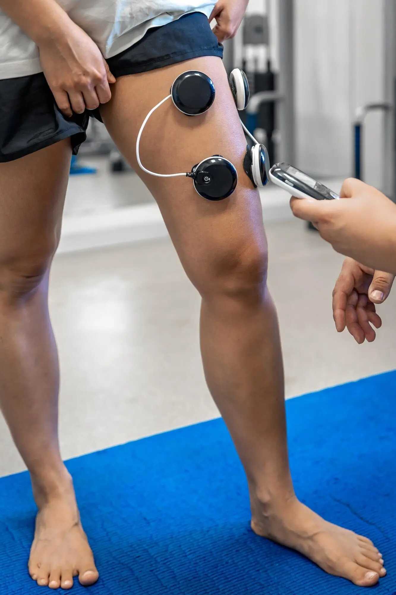 Das Myostimulationsverfahren an den Beinen einer Frau