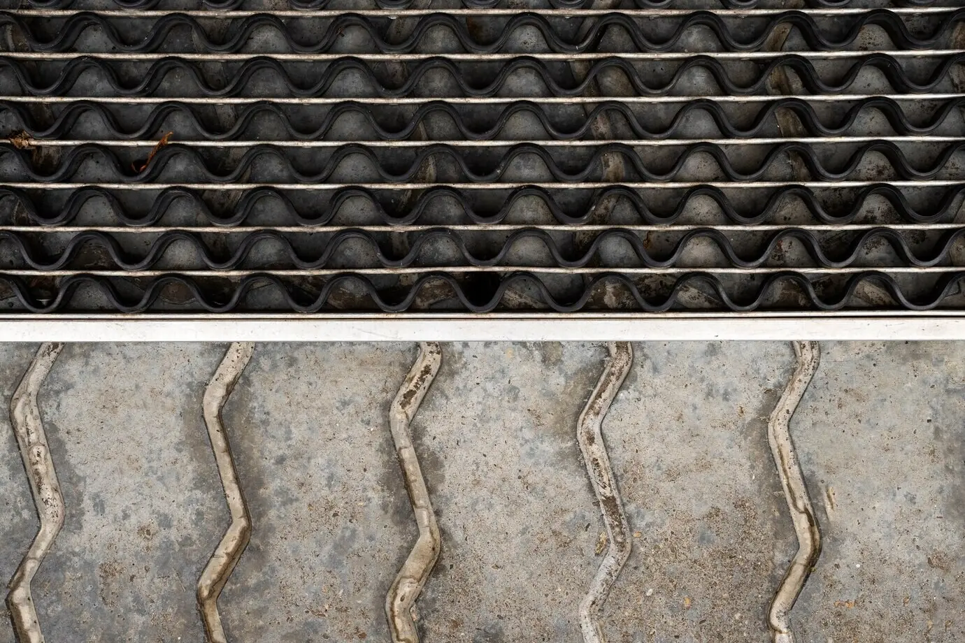 Kontrastierendes Texturdesign im Außenbereich