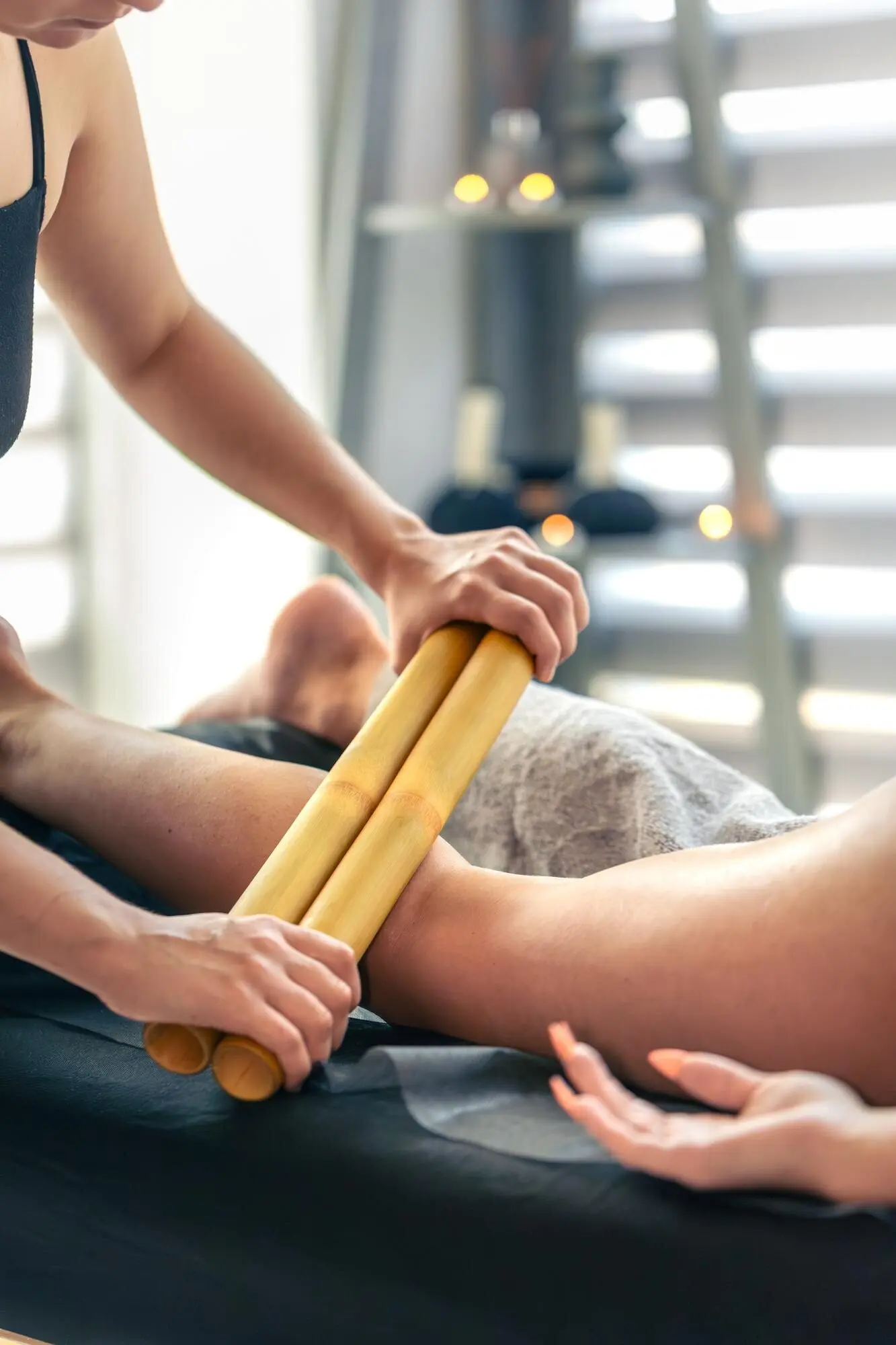 Bambus-Wadenmassage zur Erholung nach dem Training und zum sportlichen Neustart.