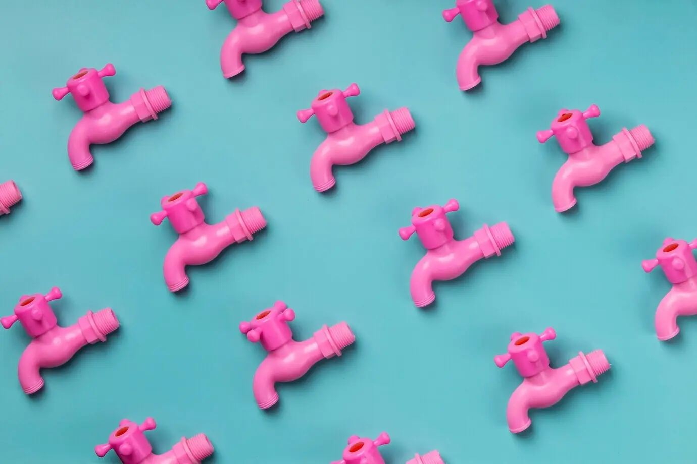 Draufsicht auf eine Stilllebenkomposition aus PVC.